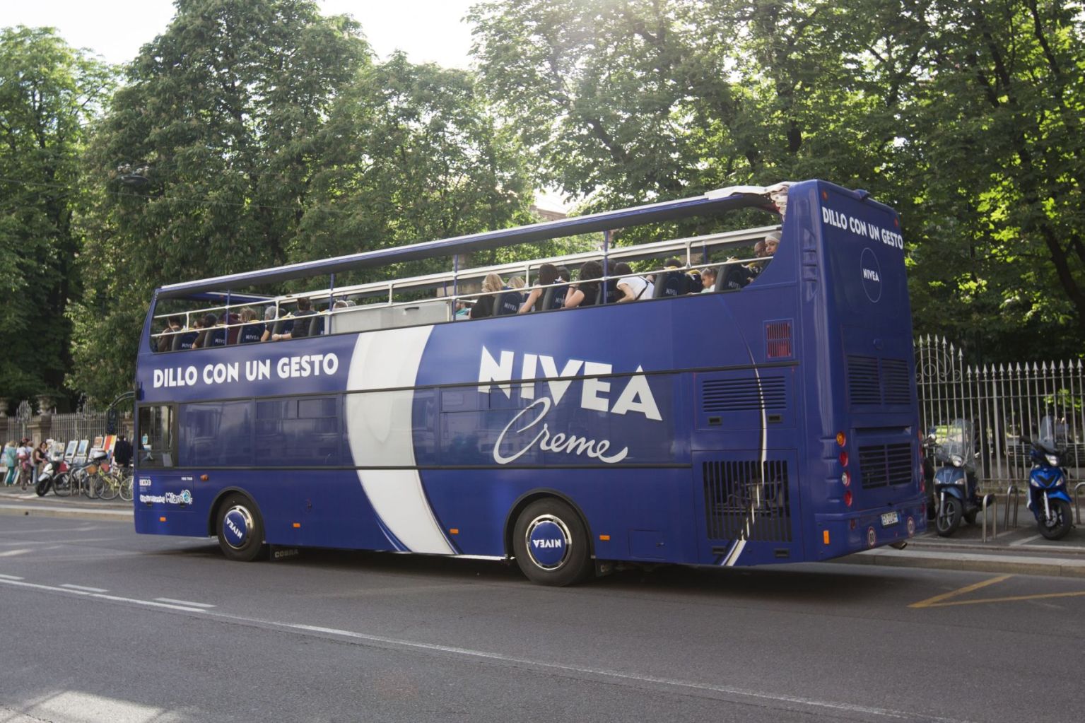 In giro per Milano con il Nivea Blue Bus