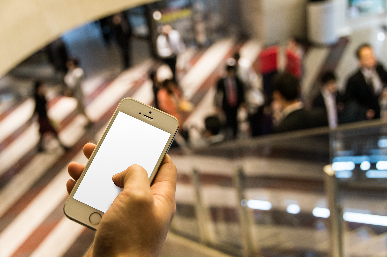 Shopping con lo smartphone per 3 italiani su 4