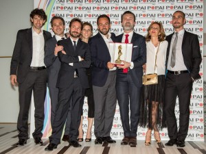 Reggono il premio, da sinistra a destra, Sergio Bracale, business development manager Payback, e Francesco Riganti, direttore marketing Mondadori Store