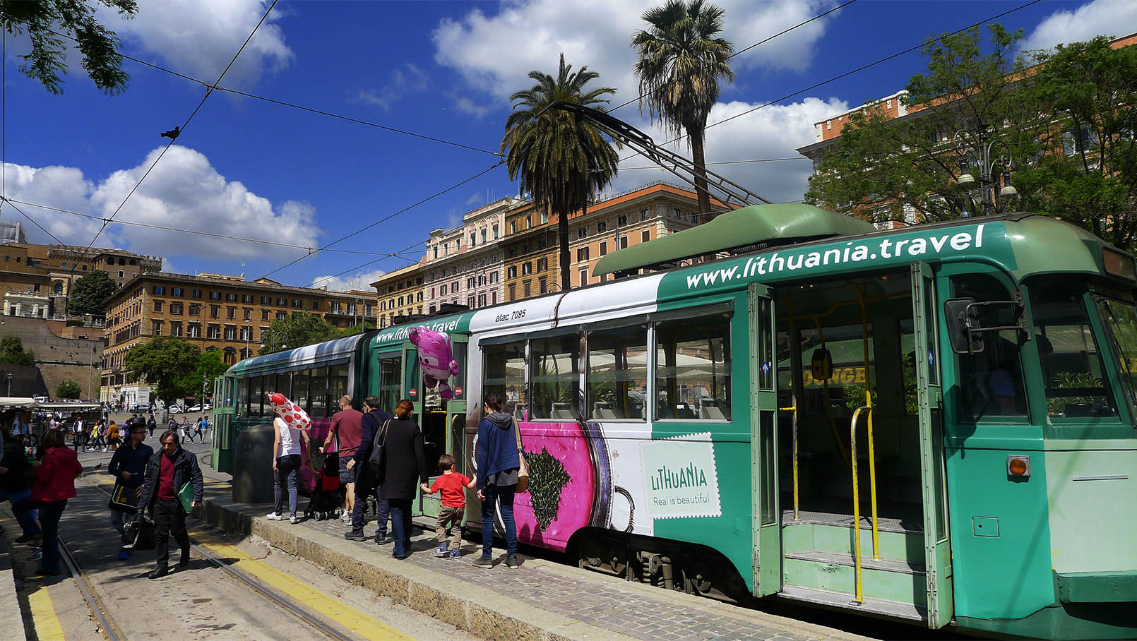 Il tram “branded” invita i romani a scoprire le bellezze della Lituania