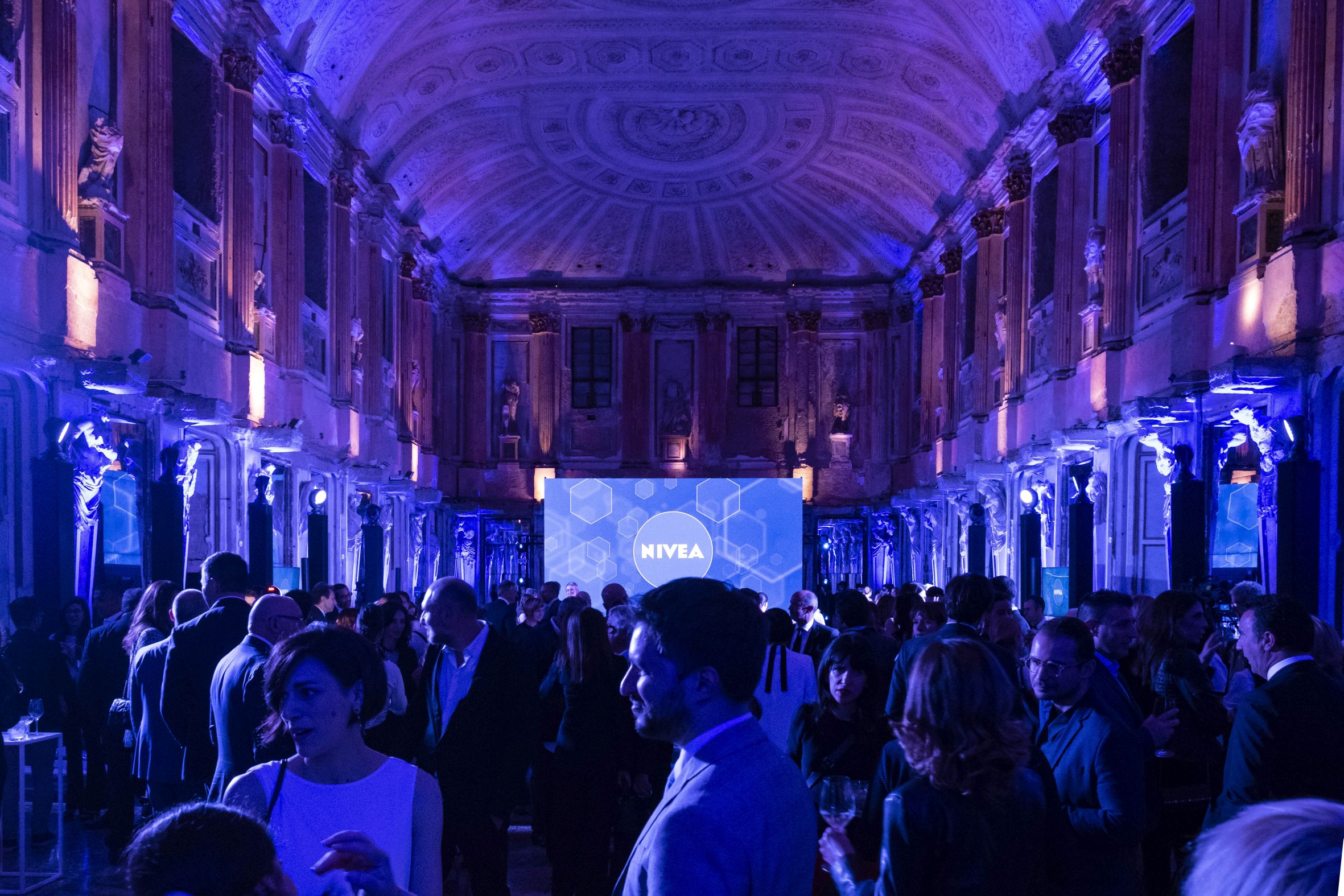 Palazzo Reale vestito di blu per l’evento Nivea