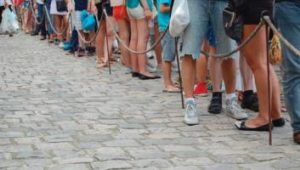 Persone in coda