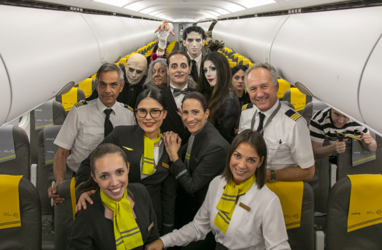 Vueling sorprende i passeggeri con un evento e merch a tema Halloween