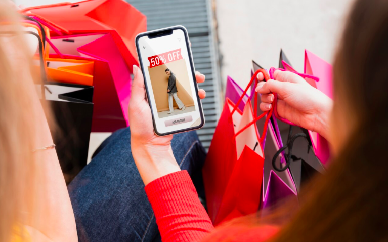 Intelligenza artificiale e raccomandazioni dei creator guidano l’evoluzione dello shopping online
