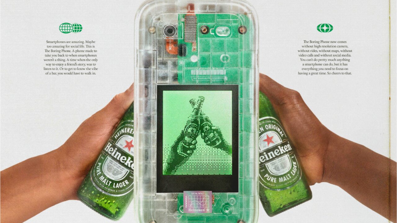 “The Boring Phone” Heineken invita i giovani a socializzare dal vero