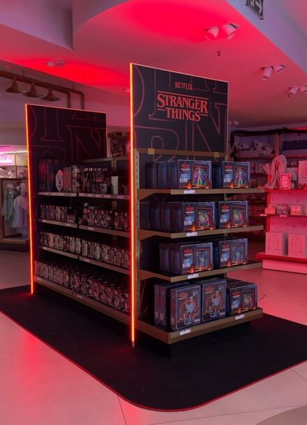 Fao Schwarz nel Sottosopra con l’allestimento immersivo dedicato a Stranger Things