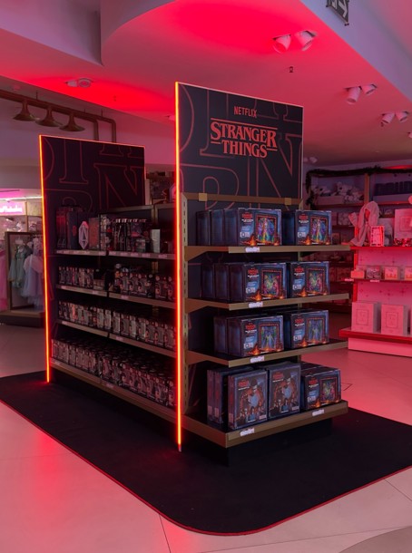 Fao Schwarz nel Sottosopra con l’allestimento immersivo dedicato a Stranger Things