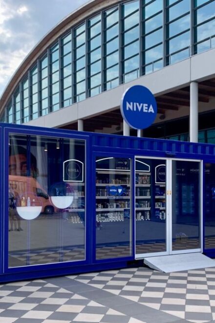 Il pop-up store itinerante che celebra i 100 anni di Nivea Creme